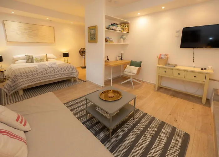 Salut Le Petit Carcassonne